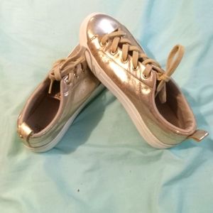 🪙 EUC Womens Size 9 Gold Sneakers by the Clee Company Casual Shopping Party